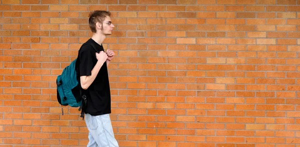 Vysoký Běloch Mladých Dospělých Dospívající Přihořívá Chodí Před Cihlovou Zeď — Stock fotografie