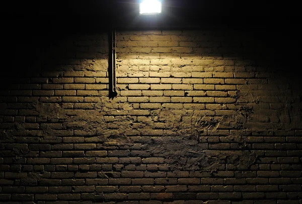 古い荒いレンガの壁の背景テクスチャそれを照らすスポット ライト — ストック写真