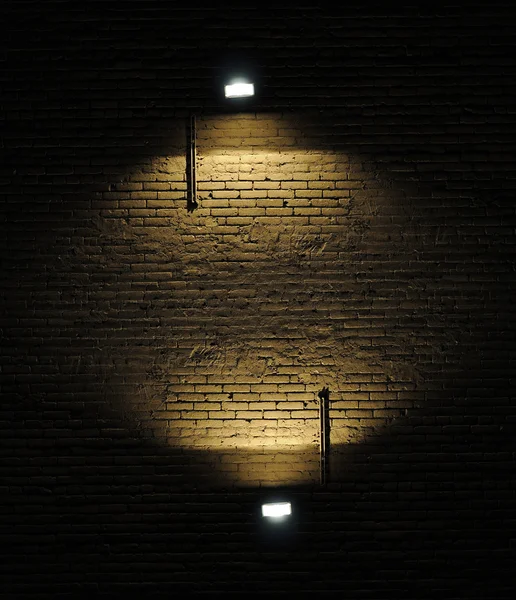 それを照らすスポット ライトとの古いの大まかなレンガの壁の背景テクスチャ — ストック写真