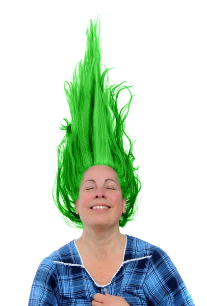 Щаслива Жінка Величезною Посмішкою Показує Зуби Кислотою Зеленим Волоссям Повітрі — стокове фото