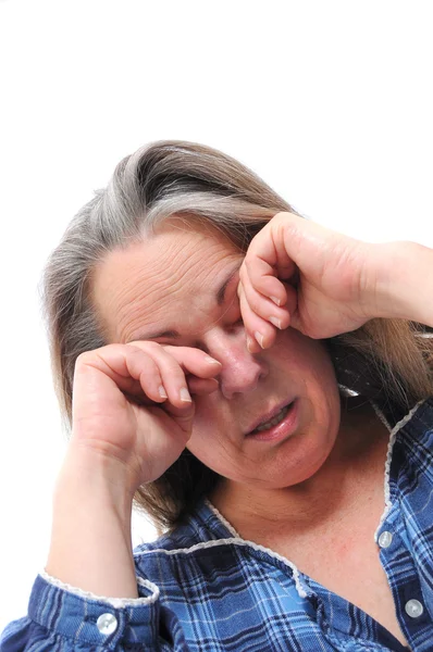 中年の女性でストレスがたまって 彼女の目をこすりながら 白で隔離されます — ストック写真