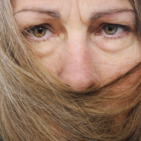 Boca de cobertura de cabelo na mulher — Fotografia de Stock