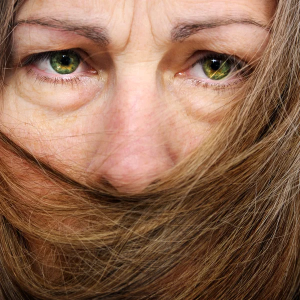 她的头发覆盖她的嘴里的女人 中间的老年 方形格式 棕色的头发 — 图库照片