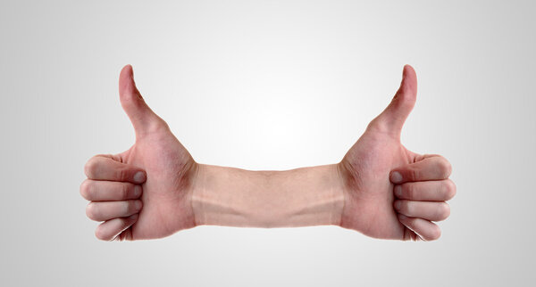 У двух белых мужчин на руках два больших пальца на утверждение.
.