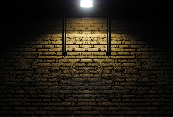 Tegelvägg med spotlight — Stockfoto
