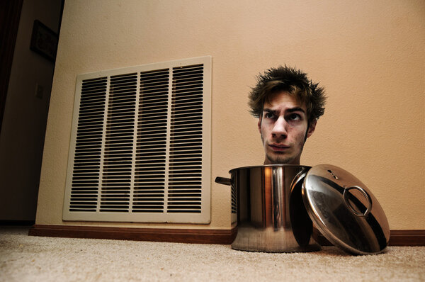 Сумасшедший с головой, торчащей из горшка, лежащего на полу.
.