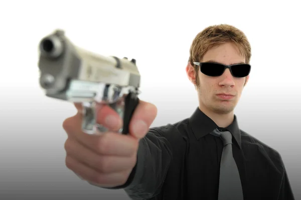 Młody Człowiek Trzyma Pistolet Naciskiem Jego Twarz Sobie Okulary Jest — Zdjęcie stockowe