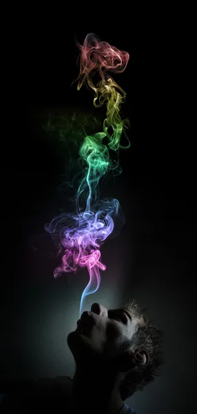 Jovem Adulto Branco Caucasiano Fuma Quarto Escuro Fumaça Está Brilhando — Fotografia de Stock