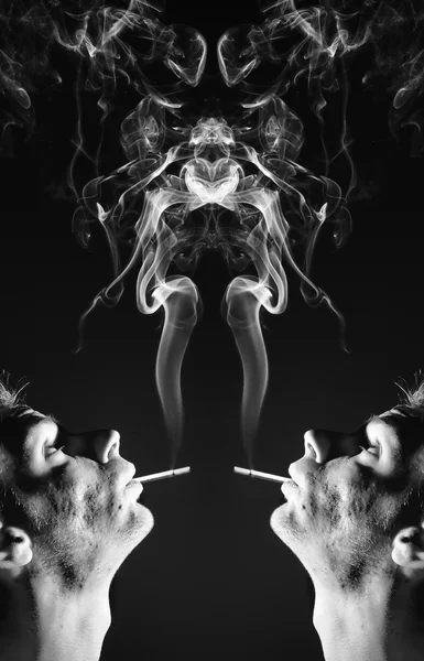 Mies tupakoi — kuvapankkivalokuva