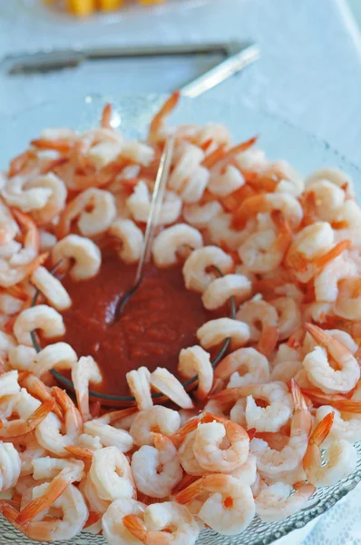 stock image A bunch of shrimp arranged in a bowl with red sweet sauce for dip.