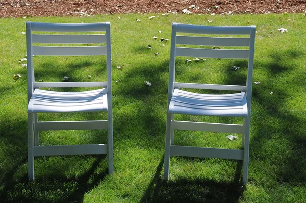 Birkaç Satır Yeşil Çimenlerin Üzerinde Beyaz Sandalye — Stok fotoğraf