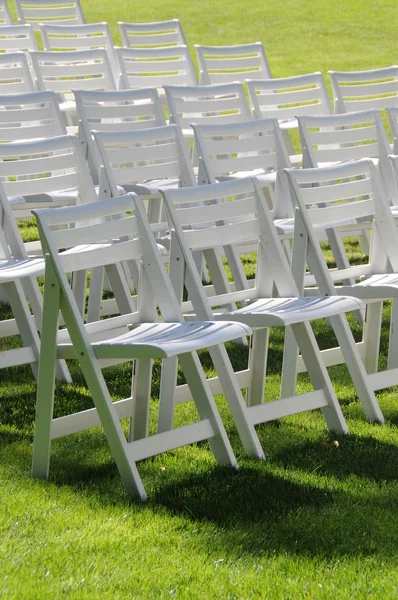 Cadeiras de gramado na grama — Fotografia de Stock