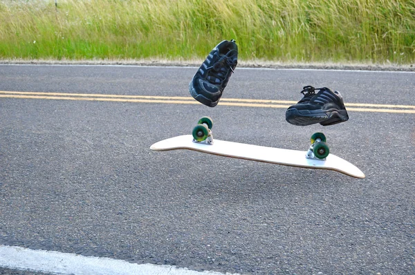 Ένα Αόρατο Skateboarder Ιππασία Ένα Skateboard Μόνο Μπορεί Δει Παπούτσια — Φωτογραφία Αρχείου
