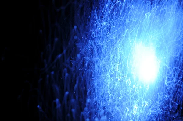 Una Luce Blu Con Linee Scintillanti Contorte Circondate Dall Oscurità — Foto Stock