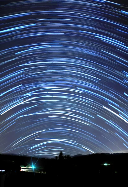 Trilhas Estrelas Azuis Longas Céu Acima Uma Montanha — Fotografia de Stock