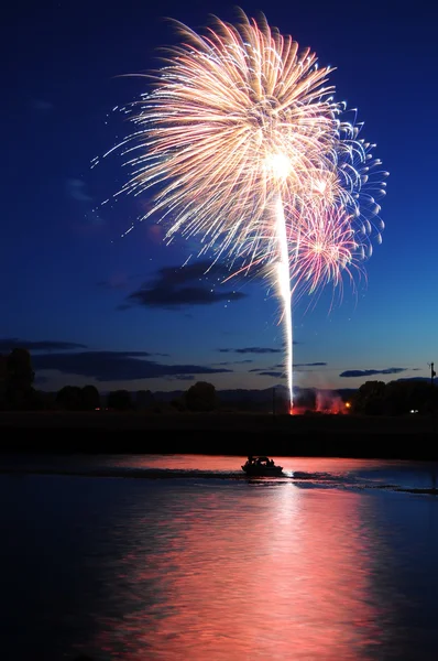 Fireworks ile su yansıması aşağıdaki — Stok fotoğraf