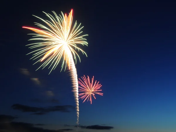 Due Fuochi Artificio Che Salgono Nel Cielo Blu Con Spazio — Foto Stock