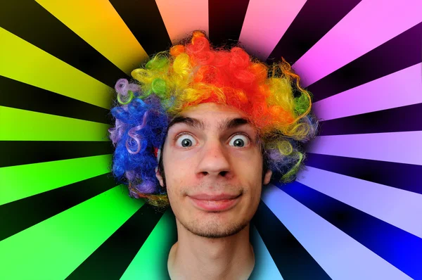 Dum Galen Man Som Bär Clown Peruk Med Regnbågens Färger — Stockfoto