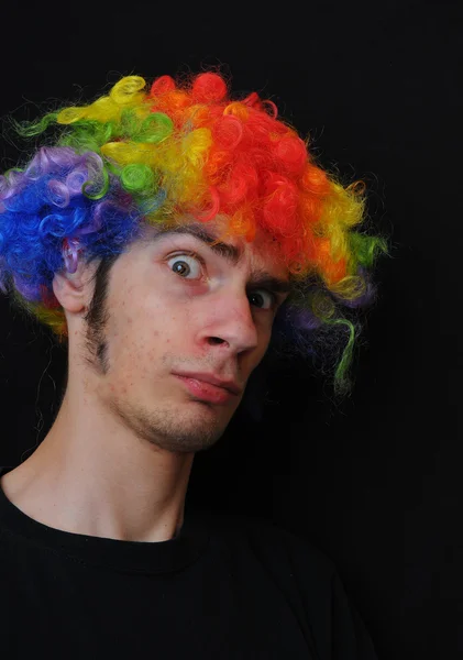 Μια Ανόητη Τρελός Άνθρωπος Φορώντας Μια Περούκα Κλόουν Χρώματα Του — Φωτογραφία Αρχείου