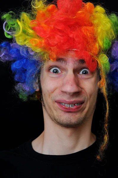 Μια Ανόητη Τρελός Άνθρωπος Φορώντας Μια Περούκα Κλόουν Χρώματα Του — Φωτογραφία Αρχείου