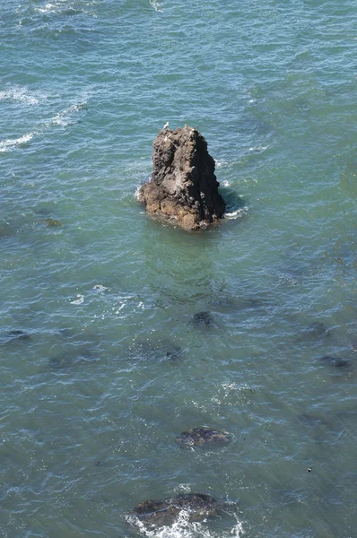 Ροκ κολλήσει επάνω από τον ωκεανό — Φωτογραφία Αρχείου