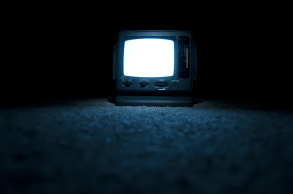 TV Schermo acceso di notte — Foto Stock