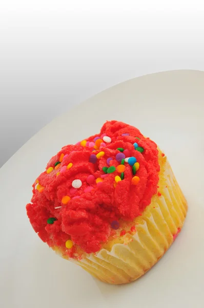 Cupcake Vermelho Único Pequeno Prato Branco Com Fundo Branco — Fotografia de Stock