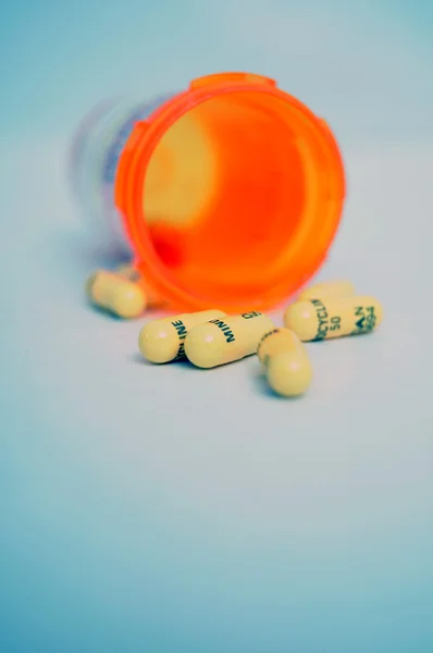 Nahaufnahme Von Einigen Pillen Die Aus Einem Orangefarbenen Kapselbehälter Verschüttet — Stockfoto