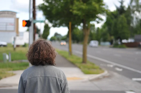 Kırmızı Sinyal Durduğunda Bir Genç Yetişkin Arasında Yaya Geçidi Içinde — Stok fotoğraf