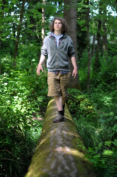 Mladý Dospělý Pěšky Přes Padlý Strom Přes Řeku Lese — Stock fotografie