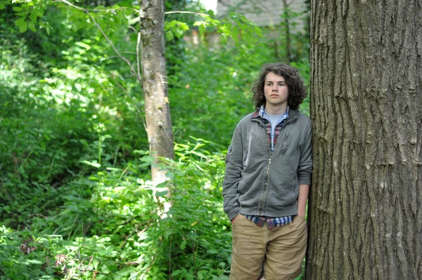 Jovem Adolescente Inclina Contra Árvore Floresta Olhando Para Distância — Fotografia de Stock