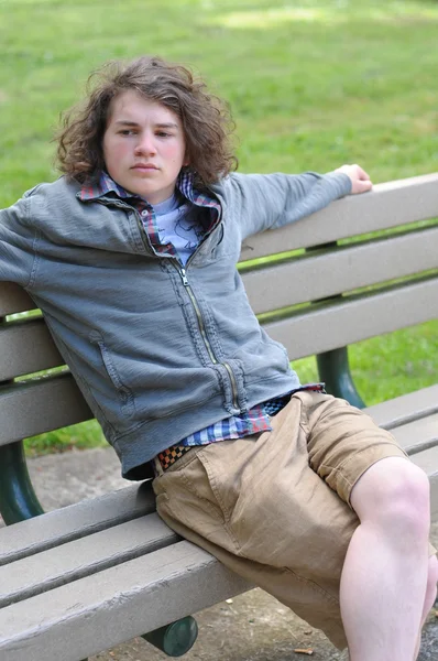 Jovem Branco Adolescente Caucasiano Senta Banco Parque Público Relaxando Enquanto — Fotografia de Stock
