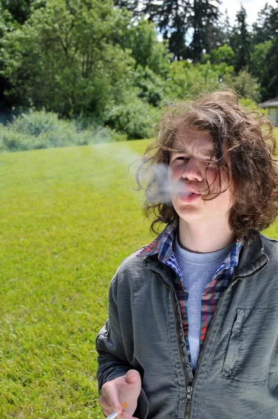 Ένα Λευκό Καυκάσιος Άνδρες Ενηλίκων Έφηβος Καπνίζει Ένα Τσιγάρο Έξω — Φωτογραφία Αρχείου