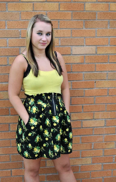 Szczęśliwy Młody Blond Nastolatkę Stojącą Przed Ściany Cegła Uśmiechający Się — Zdjęcie stockowe