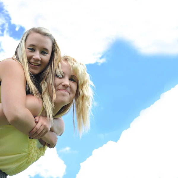 Huckepack-Fahrt mit zwei Teenagerinnen — Stockfoto