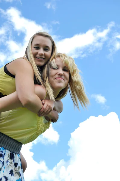 Junge Teenager-Mädchen glomps ihre Freunde — Stockfoto