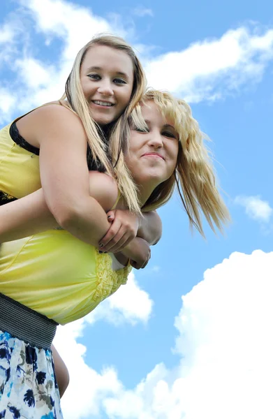 Huckepack-Fahrt mit zwei Teenagerinnen — Stockfoto