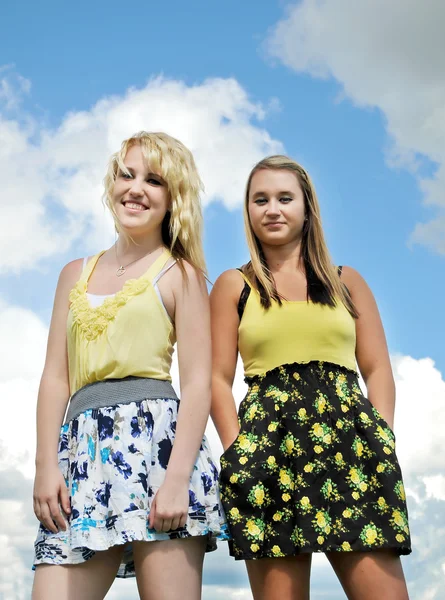 Two Young Teenage Girl Friends Standing Grass Looking Summer Clouds — Stock Photo, Image