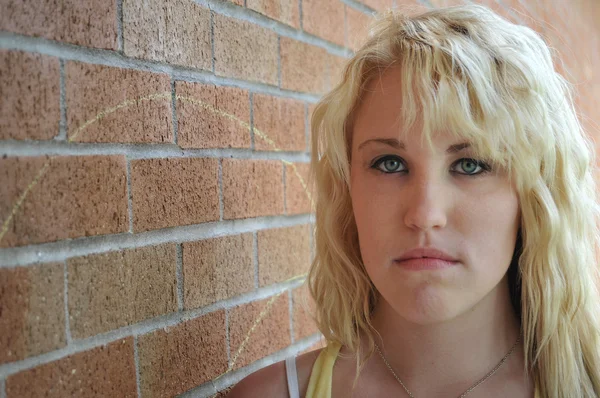 Jonge Blonde Tiener Meisje Staande Voor Een Bakstenen Muur — Stockfoto
