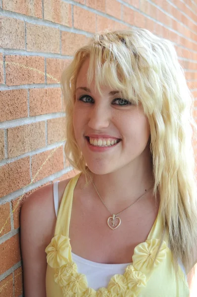 Heureuse Jeune Adolescente Blonde Debout Devant Mur Briques Souriant — Photo