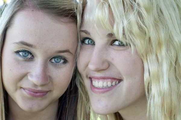 两个漂亮的金发碧眼的女孩朋友在对照相机微笑的特写照片 — 图库照片