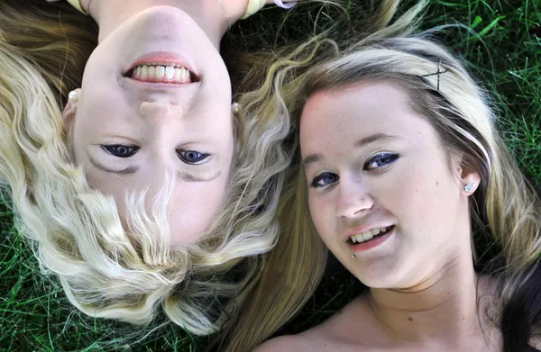 Close Dois Adoráveis Jovens Adolescentes Deitado Grama Olhando Para Nuvens — Fotografia de Stock