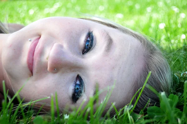 Närbild Vacker Blond Vit Kaukasiska Unga Vuxna Tonårsflicka Ett Grönt — Stockfoto