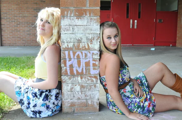Duas Lindas Meninas Brancas Caucasianas Loiras Sentadas Lado Palavra Esperança — Fotografia de Stock