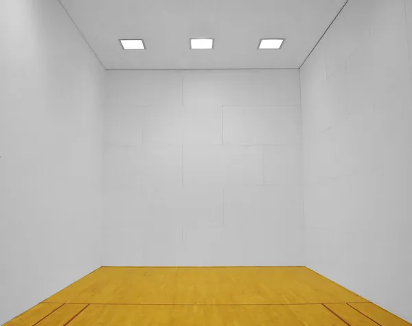 Duży Pokój Puste Drewniane Podłogi Białe Płytki Drewniane Ściany Oświetlenie — Zdjęcie stockowe