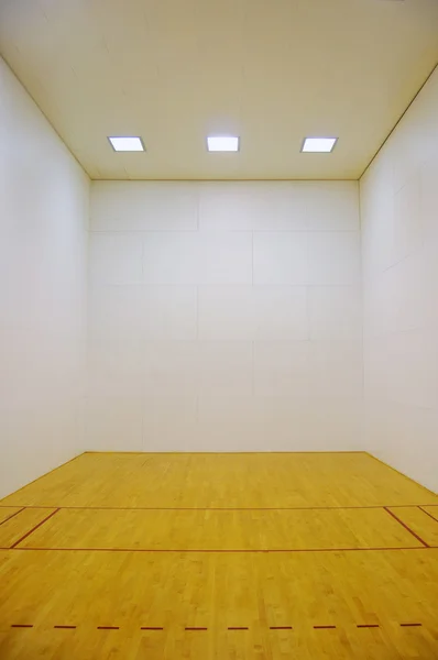 Großer Leerer Raum Mit Holzboden Und Weißen Kachelwänden Mit Quadratischen — Stockfoto