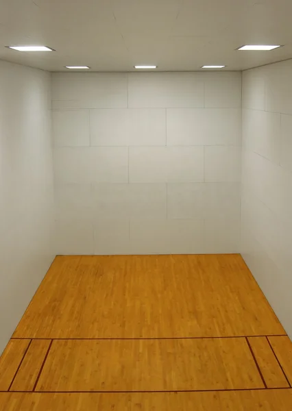Lege ruimte met houten vloer en witte muren — Stockfoto