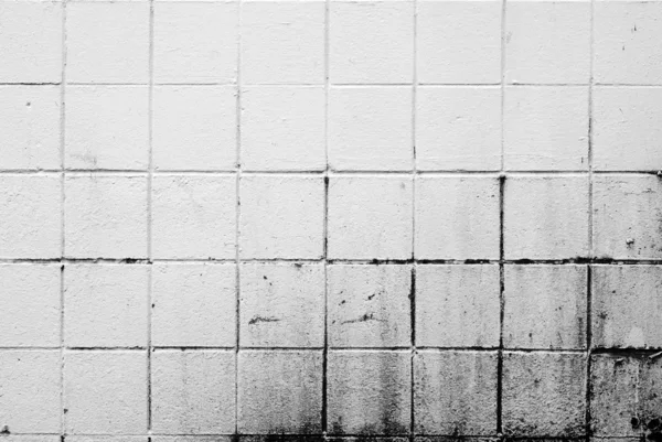 Белая Кирпичная Стена Грязью Грязью Углу — стоковое фото