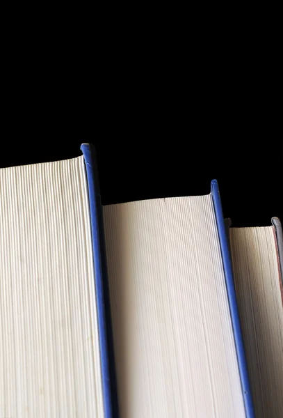 Een Stapel Van Dikke Hardcover Schoolboeken Geïsoleerd Donker Achtergrond — Stockfoto
