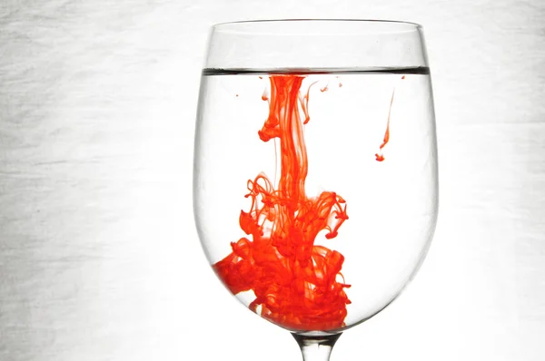 Ein Tropfen Roter Flüssigkeit Wurde Einfach Ein Klares Weinglas Gegossen — Stockfoto